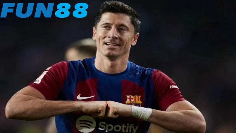 Hình ảnh cầu thủ Robert Lewandowski ghi 5 bàn thắng